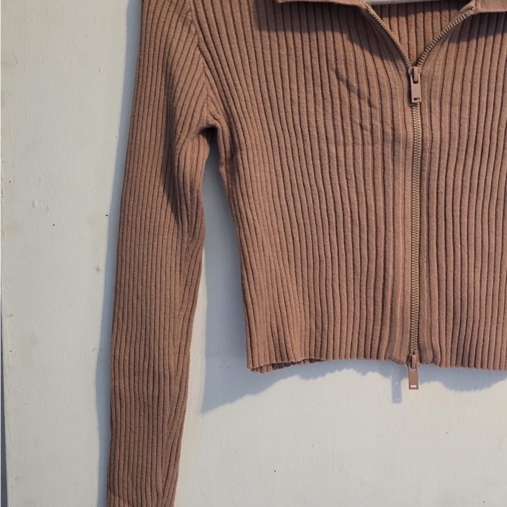 Stylish Ribbed Zip-Up Crop Top - Picture 5 of 14